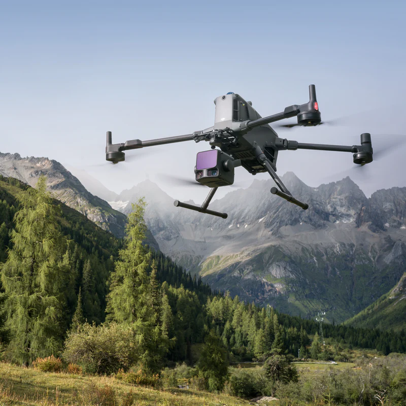 Drone DJI Matrice 400 RTK équipé du LiDAR Zenmuse L3 en vol pour une acquisition de données géospatiales en montagne, Savoie.